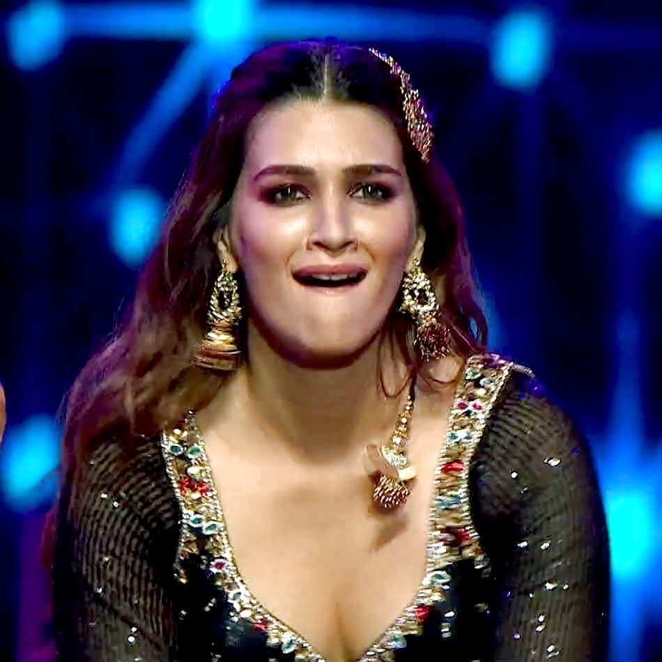 Kriti Sanon From Zee Cine Awards 2020 Kritisanon Bollywood Celeb Bollywoodby Unseen