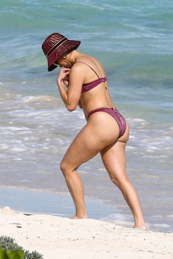 Diaporama Jennifer Lopez Maillot string et silhouette de rêve à la plage à ans Jennifer